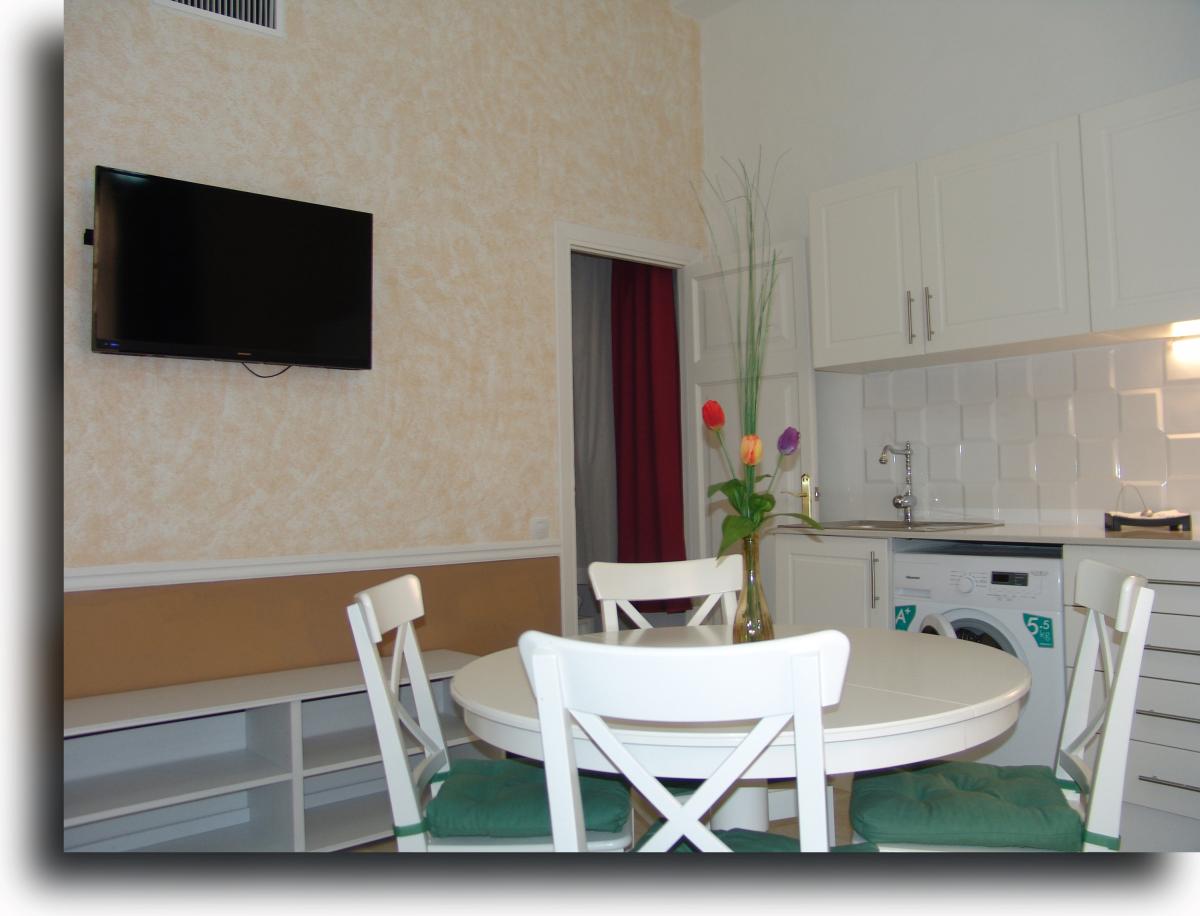 8j.Pou-Cadena-1o-salon-1