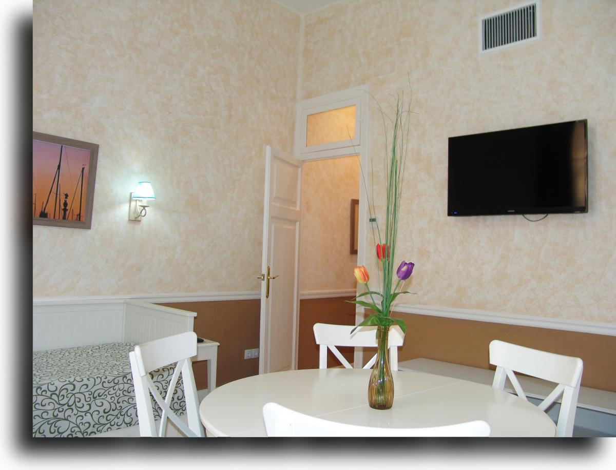 8k.Pou-Cadena-1o-salon-2